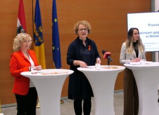 Niederösterreich: Gemeinsam gegen Gewalt an Frauen Landesrätin Eva Prischl, Landesrätin Christiane Teschl-Hofmeister und Anna Sonnleitner (Gewaltschutzzentrum NÖ) informierten in St. Pölten zum Thema „Gemeinsam gegen Gewalt an Frauen in Niederösterreich“. (Foto: Thomas Resch)