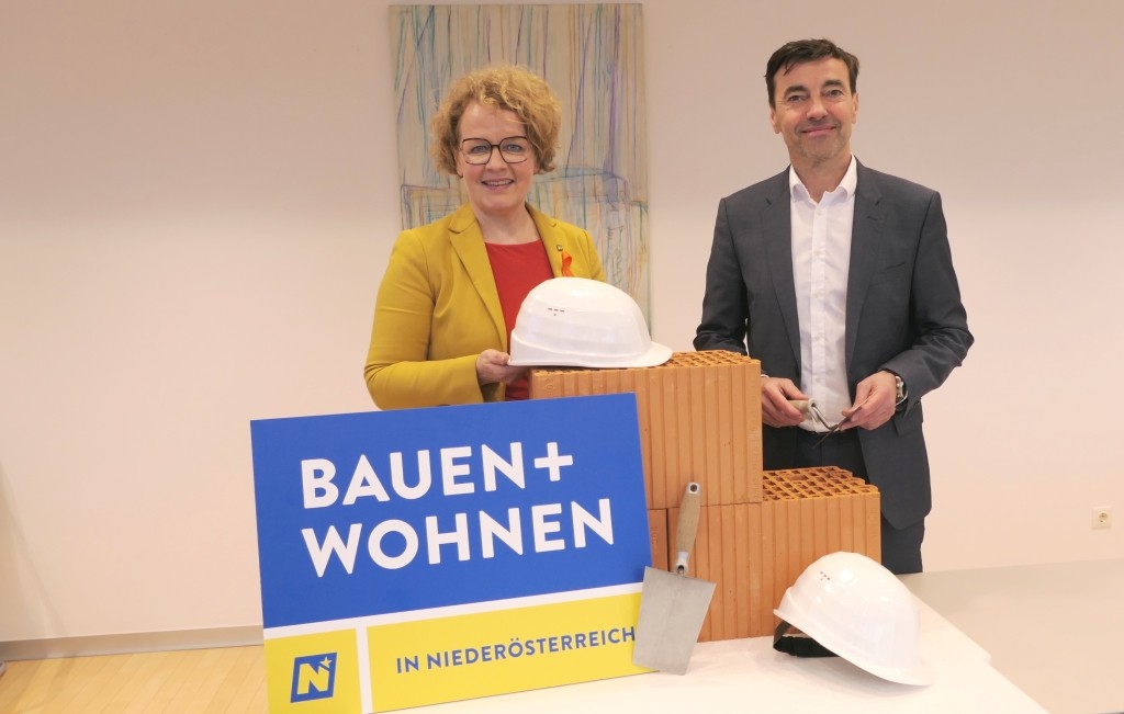 Wohnbau-Landesrätin Christiane Teschl-Hofmeister und Landesgruppenobmann der Gemeinnützigen Bauvereinigungen (GBV) Christian Rädler präsentierten die neue Wohnungsförderungsrichtlinie des Landes Niederösterreich (Foto: Thomas Resch)