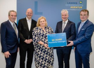 UK St. Pölten: 30 Jahre Plastische, Rekonstruktive und Ästhetische Chirurgie (v.l.n.r.): Prim. i. R. Assoc. Prof. Dr. Friedrich Weyer, Geschäftsführer Gesundheit Region Mitte GmbH Dipl. Ing. Franz Laback, MBA, Vorständin der NÖ Landesgesundheitsagentur Mag. jur. Dr. med. Elisabeth Bräutigam, MBA, Landesrat Anton Kasser und Prim. Assoc. Prof. Dr. Klaus F. Schrögendorfer, MBA, FEBOPRAS
