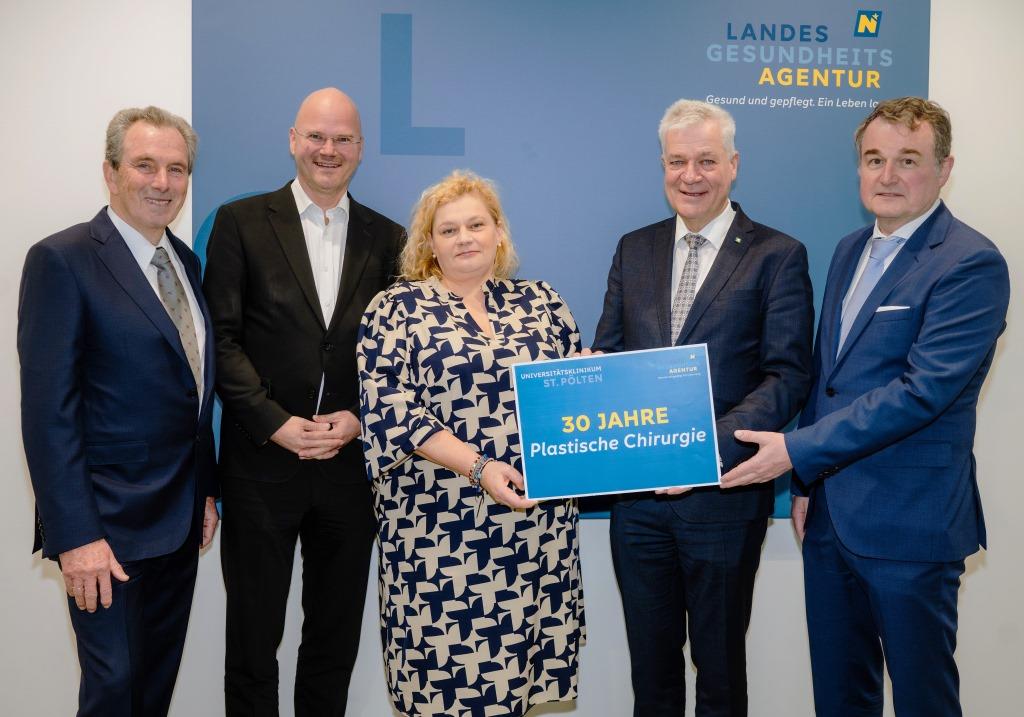 (v.l.n.r.): Prim. i. R. Assoc. Prof. Dr. Friedrich Weyer, Geschäftsführer Gesundheit Region Mitte GmbH Dipl. Ing. Franz Laback, MBA, Vorständin der NÖ Landesgesundheitsagentur Mag. jur. Dr. med. Elisabeth Bräutigam, MBA, Landesrat Anton Kasser und Prim. Assoc. Prof. Dr. Klaus F. Schrögendorfer, MBA, FEBOPRAS