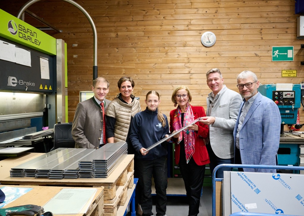 Bei der METAGRO Edelstahltechnik AG in Hainfeld (v.l.) Stadtpartei-Obmann Christian Köberl, Vorständin Gerlinde Tröstl-Katinger, Nicole Safer, Landeshauptfrau Johanna Mikl-Leitner, Bezirksparteiobmann Karl Weber und Prokurist Alfred Hochecker (Foto: NLK Pfeiffer)