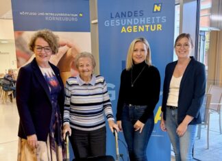 Weinviertel: Neuer Pflegepool für die Pflege- und Betreuungszentren (v.l.n.r.): Landesrätin Christiane Teschl-Hofmeister mit der Bewohnerin Karoline Jogl, der stellvertretenden Geschäftsführerin der Gesundheit Weinviertel GmbH, Doris Slama, MSc und der Leitung des neuen Pflegepools fürs die PBZ des Weinviertels, Sandra Gröger, BA (Foto: zVg.)