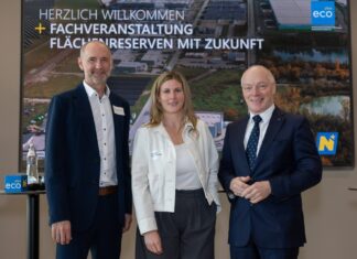 NÖ: Baulandmobilisierung für eine nachhaltige Entwicklung (v.l.n.r.): Peter Zinggl (Land Burgenland), Barbara Steinbrunner (TU Wien), ecoplus Geschäftsführer Helmut Miernicki bei der Fachveranstaltung „Flächenreserven mit Zukunft – Bauland mobilisieren, Betriebsansiedlungen steuern“ (Foto: Daniel Hinterramskogler)