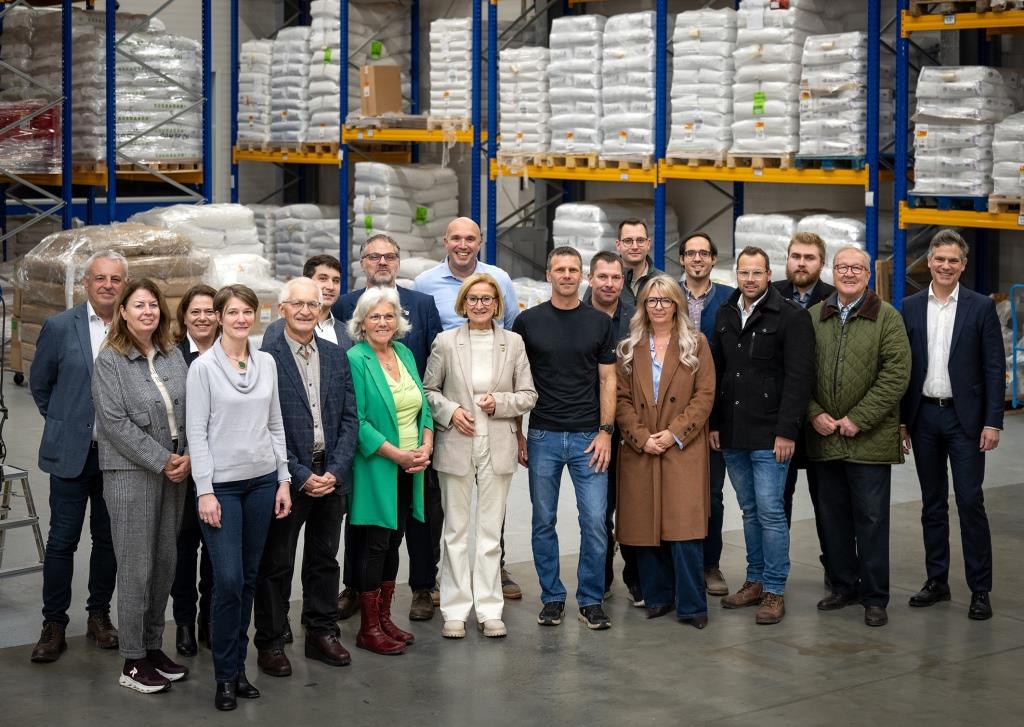 Landeshauptfrau Johanna Mikl-Leitner mit Bürgermeister David Süß, Jörg Praher (Geschäftsführer Wirtschaftspark Schrems GmbH) und Unternehmerinnen und Unternehmer aus dem ecoplus Wirtschaftspark Schrems