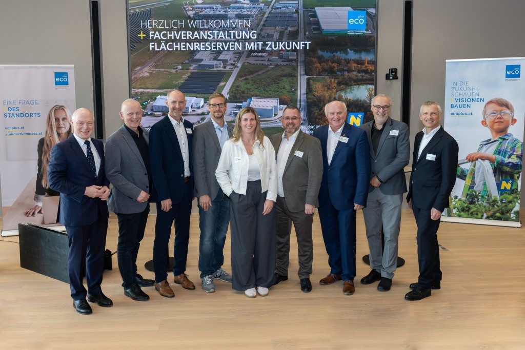 (v.l.n.r.);: ecoplus Geschäftsführer Helmut Miernicki, Martin Leonhardsberger (Gemeindebund Region Melk), Peter Zinggl (Land Burgenland), Andreas Kirisits (ecoplus Investorenservice), Barbara Steinbrunner (TU Wien), Bürgermeister Thomas Sabbata-Valteiner, Bürgermeister Ernst Wendl, Michael Fleischmann (RaumRegionMensch ZT GmbH), Michael Hecht (Rechtsanwalt fwp) Foto: Daniel Hinterramskogler