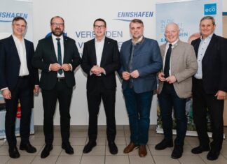 Nachhaltige Binnenschifffahrt im Ennshafen: Landstromversorgung wird errichtet (v.l.n.r.): Jörg Praher, Geschäftsführer Ennshafen NÖ GmbH, ecoplus Prokurist Bernhard Ebner, ecoplus Aufsichtsratsvorsitzender Kurt Hackl, LAbg. Lukas Michlmayr, ecoplus Geschäftsführer Helmut Miernicki und Werner Auer, Geschäftsführer Ennshafen OÖ GmbH