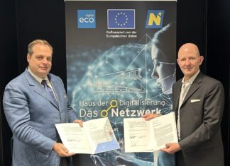 Digitale Hochschulbildung neu gedacht (v.l.n.r.): DPU-Direktor Robert Wagner und Haus der Digitalisierung Geschäftsführer Claus Zeppelzauer freuen sich über die Kooperation (Foto: ecoplus)