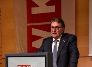WKNÖ-Präsident Ecker: „Unternehmerinnen und Unternehmer sind Rückgrat unserer Gesellschaft“ Wirtschaftskammer NÖ-Präsident Wolfgang Ecker bei seiner Rede vor dem WKNÖ-Wirtschaftsparlament 2025 in St. Pölten (Foto: Tanja Wagner)