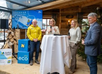 60 Jahre Skigeschichte am Hochkar (v.l.n.r.): ecoplus-Geschäftsführer Helmut Miernicki, Landeshauptfrau Johanna Mikl-Leitner, Moderatorin Birgit Perl und Österreichische Bundesforste Vorstandssprecher Georg Schöppl (v.l.n.r.) beim Interview in der „Latschen Alm“ (Foto: NLK Burchhart)