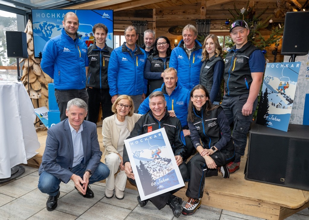 Österreichische Bundesforste Vorstandssprecher Georg Schöppl (vorne von links), Landeshauptfrau Johanna Mikl-Leitner und Bundesrat Karl Weber mit Mitarbeiterinnen und Mitarbeitern der Hochkar Bergbahnen (Foto: NLK Burchhart)