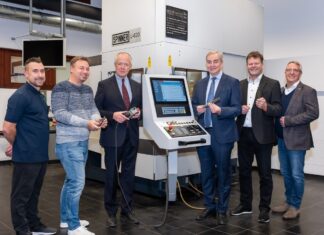 WIFI St. Pölten: Modernisierung für die Zerspanungstechnik (v.l.n.r.): WIFI NÖ-Werkstättenleiter Zerspanung/Gebäudeinstallation, Patrick Zöchling, Geschäftsführer der Landesinnung der Metalltechnik NÖ, Michael Bergauer, Obmann der Fachgruppe Metalltechnische Industrie NÖ, Veit Schmid-Schmidsfelden, WIFI NÖ-Institutsvorstandsvorsitzender Christian Moser, WIFI NÖ-Institutsleiterin-Stv. Johannes Zederbauer und Geschäftsführer der Fachgruppe Metalltechnische Industrie NÖ, Alexander Schrötter vor der neuen CNC-Werkzeugmaschine im WIFI St. Pölten (Foto: Andreas Kraus)