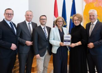 NÖ Landesgesundheitsagentur erreicht Spitzenplatz unter Österreichs Arbeitgebern (v.l.n.r.): Rupert Schreiner (NÖ LGA Leitung Personal und Organisation), Gerhard Dafert (NÖ LGA Vorstand), Gottfried Feiertag (Vorsitzender des Zentralbetriebsrats), Landeshauptfrau Johanna Mikl-Leitner, Landesrätin Christiane Teschl-Hofmeister und Landesrat Anton Kasser (Foto: NLK Filzwieser)