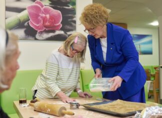 In der Weihnachts-Bäckerei des PBZ Gutenstein Bewohnerinnen des PBZ Gutenstein beim Keksausstechen mit Landesrätin Christiane Teschl-Hofmeister (Foto: NÖ LGA / Philipp Monihart)