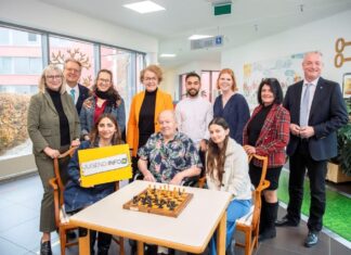 5. Dezember ist Tag des Ehrenamts (v.l.n.r.): Stehen: Silvia Bodi (Geschäftsführung Gesundheit Thermenregion), Gerhard Reisner (Kaufm. Direktor PBZ Mödling), Christiane Aschauer (Jugendinfo NÖ), Landesrätin Christiane Teschl-Hofmeister, Bader Samaali (ESK), Elisabeth Kroupa (Ehrenamt PBZ Mödling), Martina Burger-Kaminsky (Pflegedirektorin-Stv.), Gerhard Dafert (LGA-Vorstand) Sitzend: Banu Guluzade (ESK), Bewohner Heinz Rychetsky und Cigdem Kacar (ESK)