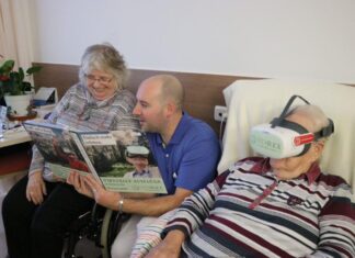 PBZ Hainfeld: „Vom Wohnzimmer nach Afrika“ (v.l.n.r.): Frau Lipensky, Herr Weiss (Mitarbeiter PBZ Hainfeld) und Frau Wieland (beide Bewohnerinnen PBZ Hainfeld)