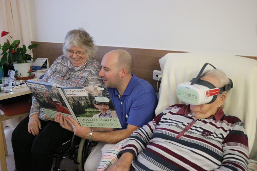 (v.l.n.r.): Frau Lipensky, Herr Weiss (Mitarbeiter PBZ Hainfeld) und Frau Wieland (beide Bewohnerinnen PBZ Hainfeld)