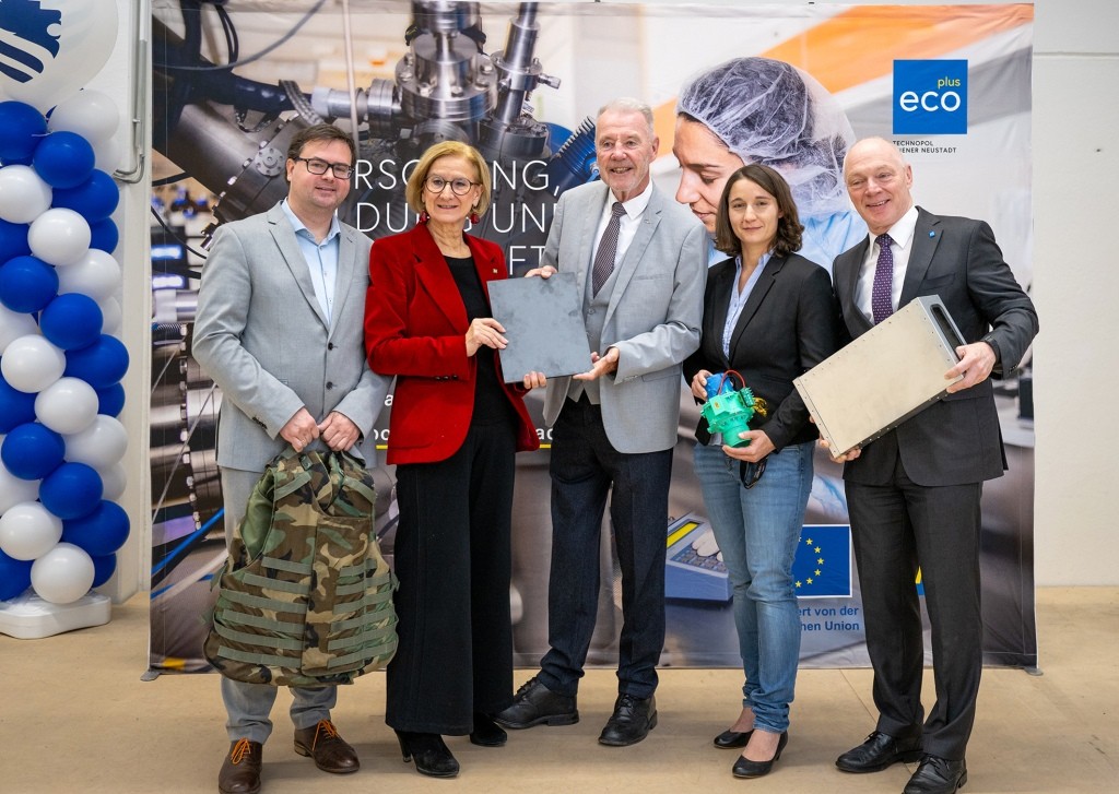 (v.l.n.r.): Michael Kitzmantel, Managing Director RHP-Technology GmbH, Landeshauptfrau Johanna Mikl-Leitner, Bürgermeister Klaus Schneeberger, Marlies Bartel-Schlauf, FOTEC und ecoplus Geschäftsführer Helmut Miernicki informierten n Wiener Neustadt zum Thema Wirtschaft und Sicherheit (Foto: NLK Pfeffer)