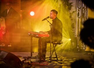 Lieder für die „Kinder dieser Welt“ gesucht Die Kinder dieser Welt stehen beim mittlerweile vierten Bewerb für die Liedermacher im Mittelpunkt. Im Bild: Vorjahressieger Markus Wolf (Foto: Franz Gleiß)