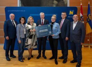 NÖ: Kliniken wachsen enger zusammen (v.l.n.r.): Kaufmännischer Direktor Andreas Mikl (UK Tulln), ärztliche Direktorin Andrea Zauner-Dungl (UK Krems), Vorständin NÖ LGA Elisabeth Bräutigam, Landesrat Anton Kasser, Pflegedirektorin Christa Grosz (UK Wr. Neustadt-Hochegg), ärztlicher Direktor Leopold Wanderer (LK Melk) und ärztlicher Direktor Rainer Ernstberger (LK Stockerau-Korneuburg-Hollabrunn)