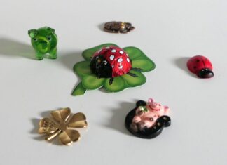 Glücksbringer: Von Hufeisen bis Schweinderl Von Hufeisen bis Schweinderl: Vielfältige Auswahl für einen guten Start ins neue Jahr (Foto: Thomas Resch)