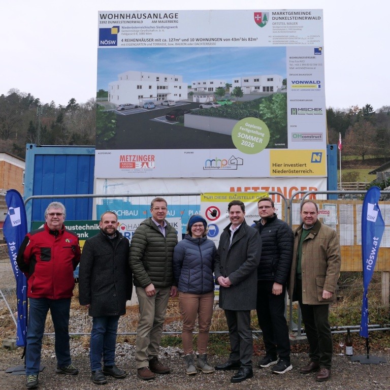 (v.l.n.r.): Herr Halmetschlager, GGR Peter Pehmer, Bgm. Josef Berger, Sonja Mühlbachler (ÖBA), GF Hannes Kaiser (NÖSW), Prok. Johannes Punz und techn. Rat Johann Vonwald bei der Gleichenfeier in Mauer bei Melk (Foto: Thomas Resch)