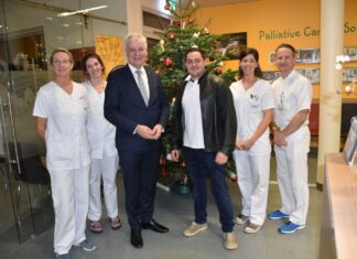Scheibbs: Weihnachtliche Spende für die Palliativstation Als Geste der Wertschätzung spendet Christbaumproduzent Engelbert Auer einen Weihnachtsbaum für die Palliativstation (v.l.n.r.): DGKP Doris Hörhan, DGKP Nicole Nemetz, Landesrat Anton Kasser, Engelbert Auer, DGKP Natascha Wieser, Ärztl. Direktor Prim. Dr. Alexander Egger (Foto: LK Scheibbs)