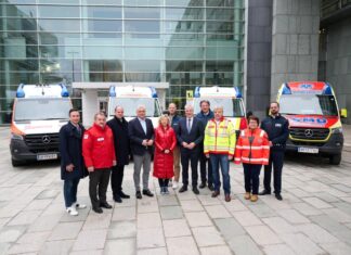 Land NÖ unterstützt Rettungsorganisationen mit insgesamt 63 Millionen Euro (v.l.n.r.): Vizepräsident NÖ Gemeindebund Bürgermeister Lambert Handl, Rotkreuz-Präsident Hans Ebner, Vizepräsident NÖ Gemeindevertreterverband Landtagsabgeordneter Rene Zonschits, Landesrat Martin Antauer, Landesrätin Eva Prischl, Notruf NÖ Geschäftsführer Christian Fohringer, Landesrat Anton Kasser, Notruf NÖ Geschäftsführer Josef Schmoll, Präsident des Arbeiter-Samariter-Bundes Niederösterreich Hannes Sauer, Johanniter Präsidiumsbeauftragte NÖ Anneliese Gottwald und SMD-Pressesprecher Nicolas Pock