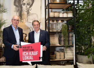 Mein Neujahrsvorsatz 2026: #ichkauflokal Andreas Auer, Obmann des NÖ Papier- und Spielwarenhandels und Sprecher der Kampagne #ichkauflokal, sowie Wolfgang Ecker, Präsident der Wirtschaftskammer Niederösterreich, im Starkl-Loft in Pfaffstätten – Partnerbetrieb von #ichkauflokal (Foto: Christian Schörg)