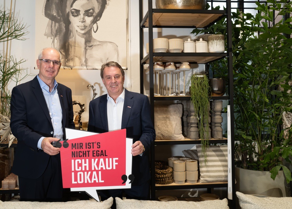 Andreas Auer, Obmann des NÖ Papier- und Spielwarenhandels und Sprecher der Kampagne #ichkauflokal, sowie Wolfgang Ecker, Präsident der Wirtschaftskammer Niederösterreich, im Starkl-Loft in Pfaffstätten – Partnerbetrieb von #ichkauflokal (Foto: Christian Schörg)