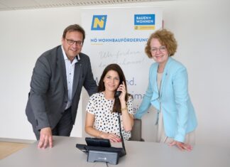 NÖ: Wohnbau-Hotline verzeichnet 485.000 Beratungsgespräche (v.l.n.r.): Abteilungsleiter Peter Neurauter, Marcela Reznickova und Wohnbau-Landesrätin Christiane Teschl-Hofmeister freuen sich über das große Interesse an der NÖ Wohnbau-Hotline (Foto: NLK Pfeiffer)