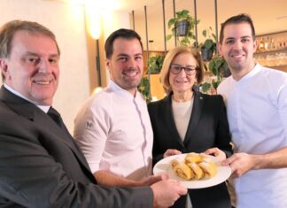 Betriebsnachfolge stärkt den Wirtschaftsstandort NÖ (v.l.n.r.): WKNÖ-Präsident Wolfgang Ecker, Stefan Görg, Landeshauptfrau Johanna Mikl-Leitner und Martin Görg freuen sich über eine gelungene Betriebsübergabe am Beispiel der Familie Görg in Katzelsdorf (Foto: Thomas Resch)