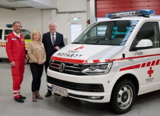 Notarztversorgung in Waidhofen/Ybbs abgesichert (v.l.n.r.): Landesrettungskommandant Wolfgang Frühwirt (Rotes Kreuz NÖ), Landesrätin Eva Prischl und Landesrat Anton Kasser (Foto: NLK/Pfeiffer)