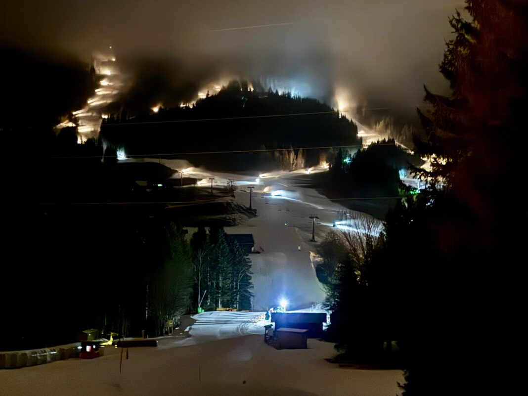 NÖ Skigebiete verzeichnen in den Weihnachtsferien 190.000 Besuche - Das Foto zeigt die nächtliche Beschneiung in Annaberg (Foto: Annaberger Lifte)