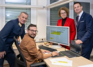 NÖ: Mehr Sicherheit für Schulen (v.l.n.r.): Landespolizeidirektor Franz Popp, NMS-Direktor Michael Lahnsteiner, Bildungslandesrätin Christiane Teschl-Hofmeister und Bildungsdirektor Karl Fritthum (Foto: NLK Filzwieser)