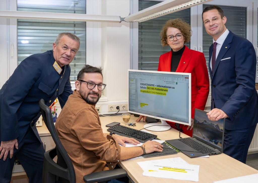 (v.l.n.r.): Landespolizeidirektor Franz Popp, NMS-Direktor Michael Lahnsteiner, Bildungslandesrätin Christiane Teschl-Hofmeister und Bildungsdirektor Karl Fritthum (Foto: NLK Filzwieser)