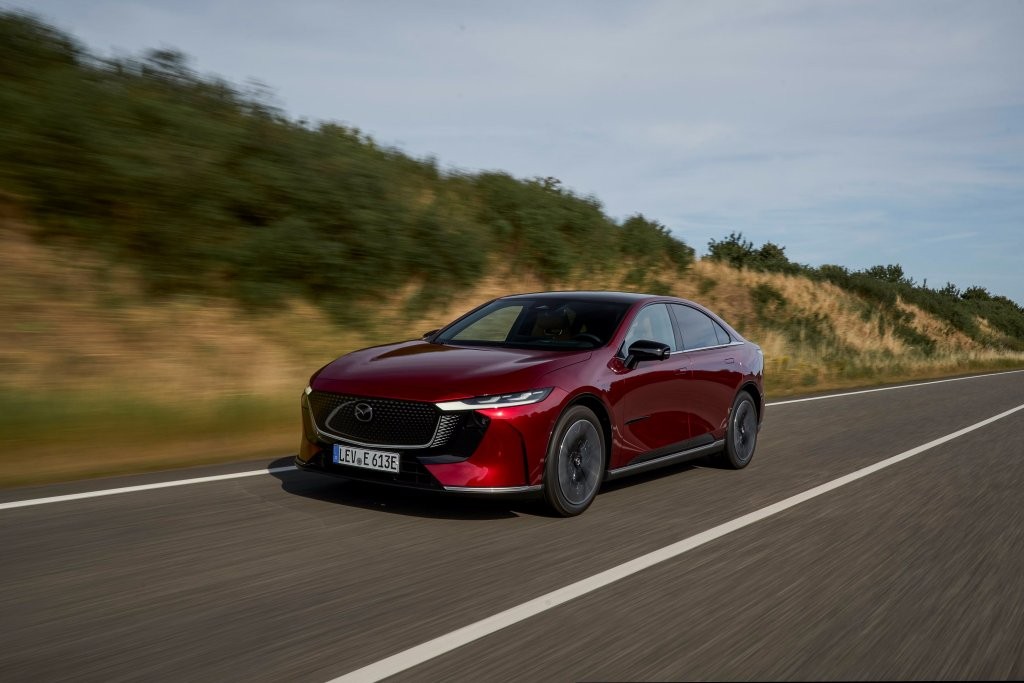 Eleganz trifft Elektromobilität – der Mazda 6e Takumi Plus im Guten Tag Österreich Autotest (Foto: Mazda)