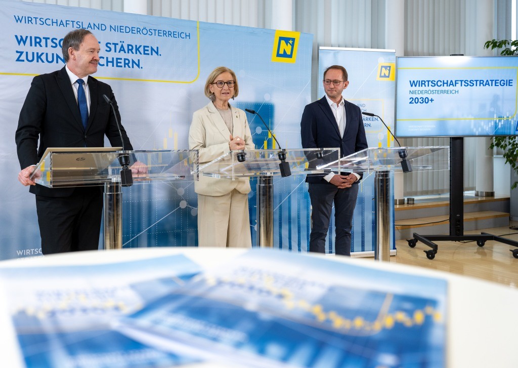 (v.l.n.r.): Wirtschaftsforscher Christian Helmenstein, Landeshauptfrau Johanna Mikl-Leitner und Unternehmer Karl Winkler bei der Pressekonferenz im St. Pöltner Landhaus (Foto: NLK Filzwieser)