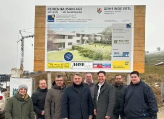 Ertl: Gleichenfeier für Reihenhausprojekt am Blumenhang (v.l.n.r.): Peter Edermayr (ÖBA), Vizebürgermeister Christian Matzenberger, Bürgermeister Josef Forster, LAbg. Lukas Michlmayer, Franz Forster (Prok. Mayr Bau), Hannes Kaiser (GF NÖSW), Christian Schallauer (Bauleiter) und Thomas Kerschbaumer (GF Fa. Hackl) bei der Gleichenfeier am Blumenhang in Ertl (Foto: zVg.)