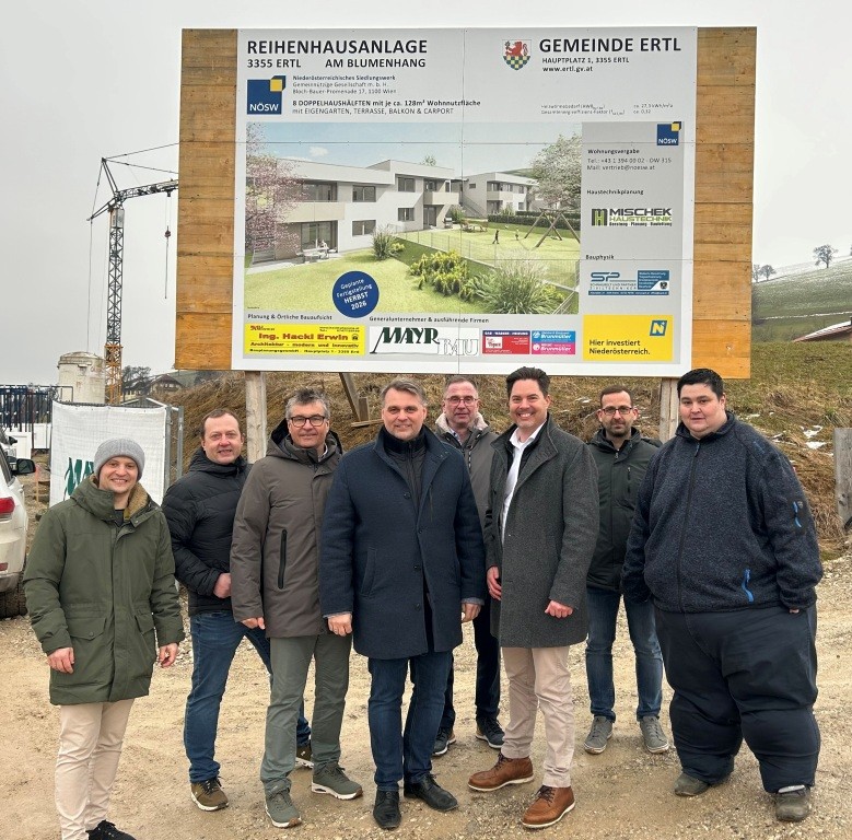 (v.l.n.r.): Peter Edermayr (ÖBA), Vizebürgermeister Christian Matzenberger, Bürgermeister Josef Forster, LAbg. Lukas Michlmayer, Franz Forster (Prok. Mayr Bau), Hannes Kaiser (GF NÖSW), Christian Schallauer (Bauleiter) und Thomas Kerschbaumer (GF Fa. Hackl) bei der Gleichenfeier am Blumenhang in Ertl (Foto: zVg.)