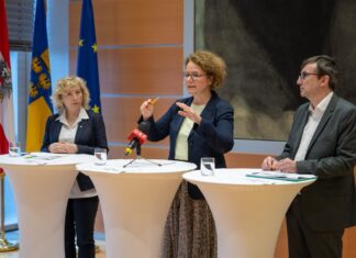 Jahresbilanz der Schuldnerberatung Niederösterreich präsentiert (v.l.n.r.): Landesrätin Eva Prischl, Landesrätin Christiane Teschl-Hofmeister und Michael Lackenberger, Geschäftsführer der Schuldnerberatung NÖ bei der Pressekonferenz in St. Pölten (Foto: NLK/Filzwieser)