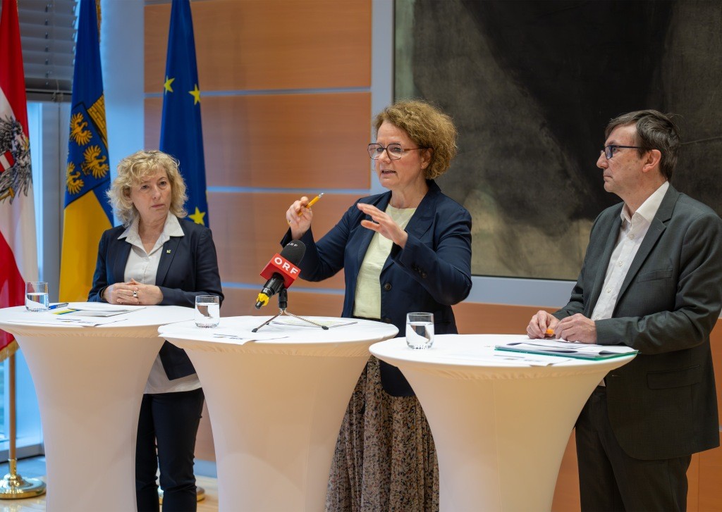 (v.l.n.r.): Landesrätin Eva Prischl, Landesrätin Christiane Teschl-Hofmeister und Michael Lackenberger, Geschäftsführer der Schuldnerberatung NÖ bei der Pressekonferenz in St. Pölten (Foto: NLK/Filzwieser)