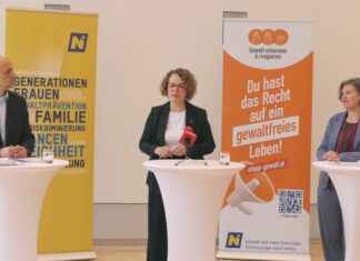 NÖ: Initiative „Check den Respekt“ präsentiert (v.l.n.r.): Lutz Köllner, Geschäftsführer der Jugend:info NÖ, Landesrätin Christiane Teschl-Hofmeister und Hedwig Wölfl, Geschäftsführerin der Kinderschutzorganisation die möwe bei der Pressekonferenz in St. Pölten (Foto: Thomas Resch)