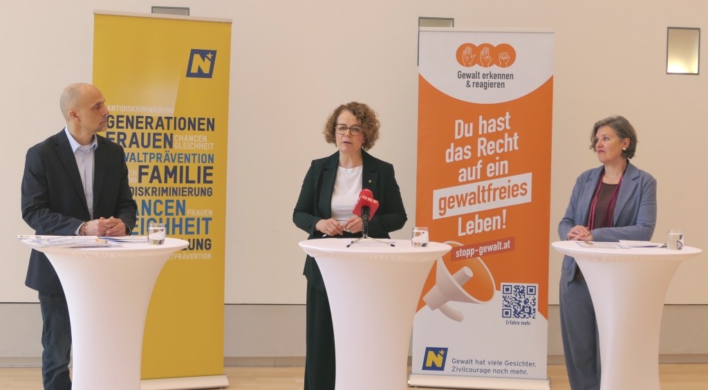 (v.l.n.r.): Lutz Köllner, Geschäftsführer der Jugend:info NÖ, Landesrätin Christiane Teschl-Hofmeister und Hedwig Wölfl, Geschäftsführerin der Kinderschutzorganisation die möwe bei der Pressekonferenz in St. Pölten (Foto: Thomas Resch)