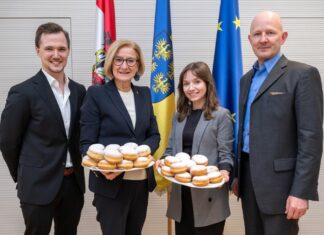 Körnerfrucht Sorghum als Rohstoff der Zukunft (v.l.n.r.:) Alexander Györgyfalvay, Assistent der Geschäftsführung Kuchen-Peter Backwaren GmbH, Landeshauptfrau Johanna Mikl-Leitner, Nathalie Winkelhofer, Produktentwicklerin Kuchen-Peter Backwaren GmbH und ecoplus Prokurist Claus Zeppelzauer (Foto: NLK Khittl)