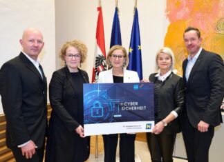 „Wer lenkt die Likes?“ – Schulroadshow startet (v.l.n.r.): ecoplus Haus der Digitalisierung Geschäftsführer Claus Zeppelzauer, Bildungs-Landesrätin Christiane Teschl-Hofmeister, Landeshauptfrau Johanna Mikl-Leitner, Verteidigungsministerin Klaudia Tanner, ecoplus Haus der Digitalisierung Geschäftsführer Lukas Reutterer (Foto: NLK Pfeiffer)