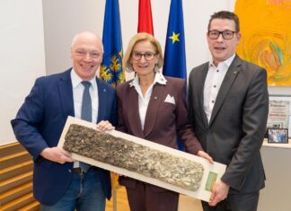 Flächenrecycling: ecoplus erhielt ERDREICH-Preis für das IZ NÖ-Süd (v.l.n.r.): ecoplus Geschäftsführer Helmut Miernicki, Landeshauptfrau Johanna Mikl-Leitner und ecoplus Aufsichtsratsvorsitzender Kurt Hackl