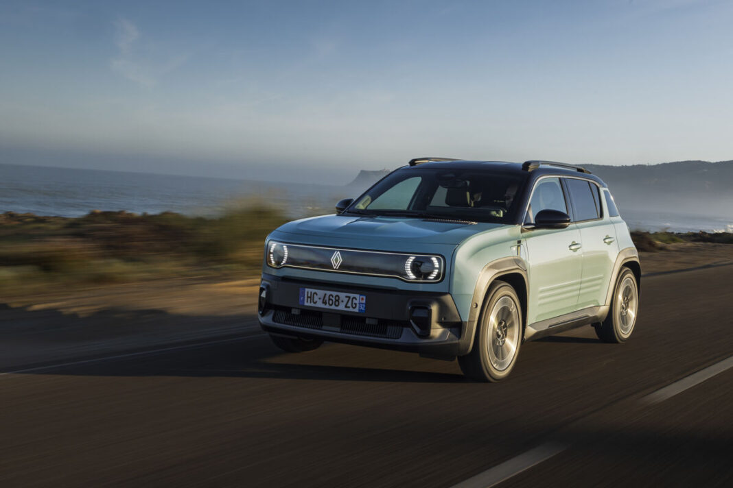 Der Renault 4 E-Tech Iconic kombiniert die unverkennbare Silhouette des Klassikers mit modernster 52-kWh-Batterietechnik und einem mutigen Design-Statement (Foto: Renault)
