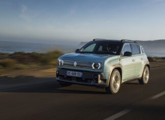 Unterwegs im neuen Renault 4 E-Tech Iconic Der Renault 4 E-Tech Iconic kombiniert die unverkennbare Silhouette des Klassikers mit modernster 52-kWh-Batterietechnik und einem mutigen Design-Statement (Foto: Renault)
