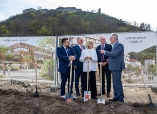 Hainburg: Spatenstich für den Europacampus (v.l.n.r.): Bürgermeister Johannes Gumprecht, Juraj Droba, Vorsitzender der Region Bratislava, Landeshauptfrau Johanna Mikl-Leitner, LH-Stellvertreter Stephan Pernkopf und Projektentwickler Eduard Halmschlager beim Spatenstich für den Europacampus in Hainburg (Foto: NLK Burchhart)