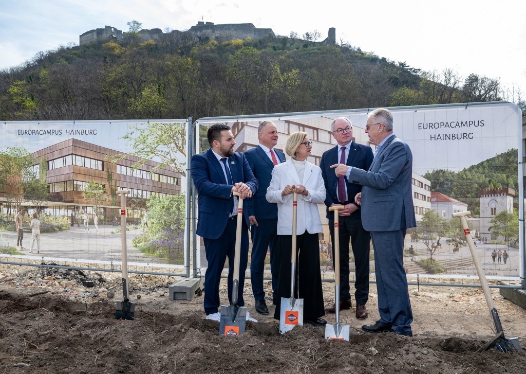(v.l.n.r.): Bürgermeister Johannes Gumprecht, Juraj Droba, Vorsitzender der Region Bratislava, Landeshauptfrau Johanna Mikl-Leitner, LH-Stellvertreter Stephan Pernkopf und Projektentwickler Eduard Halmschlager beim Spatenstich für den Europacampus in Hainburg (Foto: NLK Burchhart)